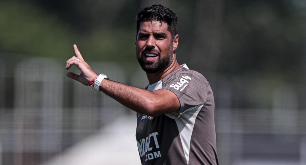 António Oliveira a treinar o Corinthians