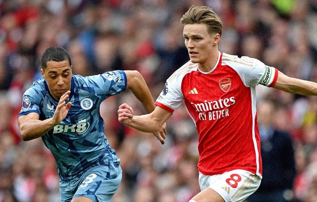 Arsenal a jogar com o Aston Villa