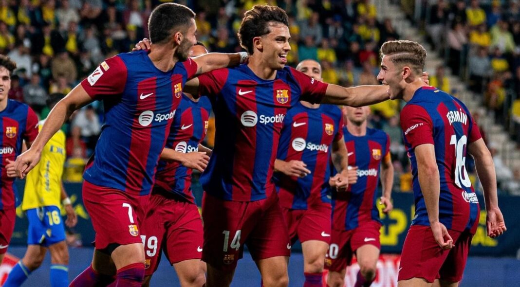 João Félix e colegas do Barcelona celebram golo