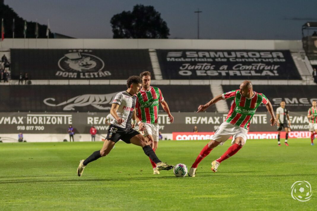 Belloumi a jogar pelo Farense contra o Estrela da Amadora