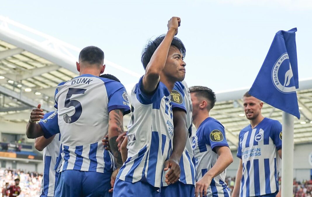 Jogadores do Brighton a celebrar golo contra Arsenal