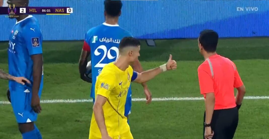 Cristiano Ronaldo raivoso com o árbitro