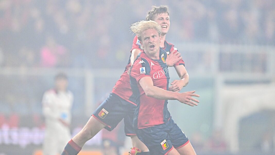 Atletas do Genoa celebram golo