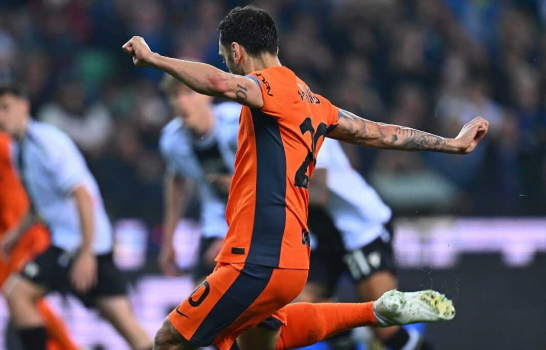 Hakan Çalhanoglu a jogar pelo Inter Milão