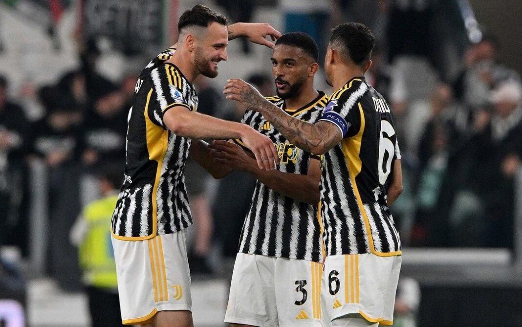 Atletas da Juventus celebram golo