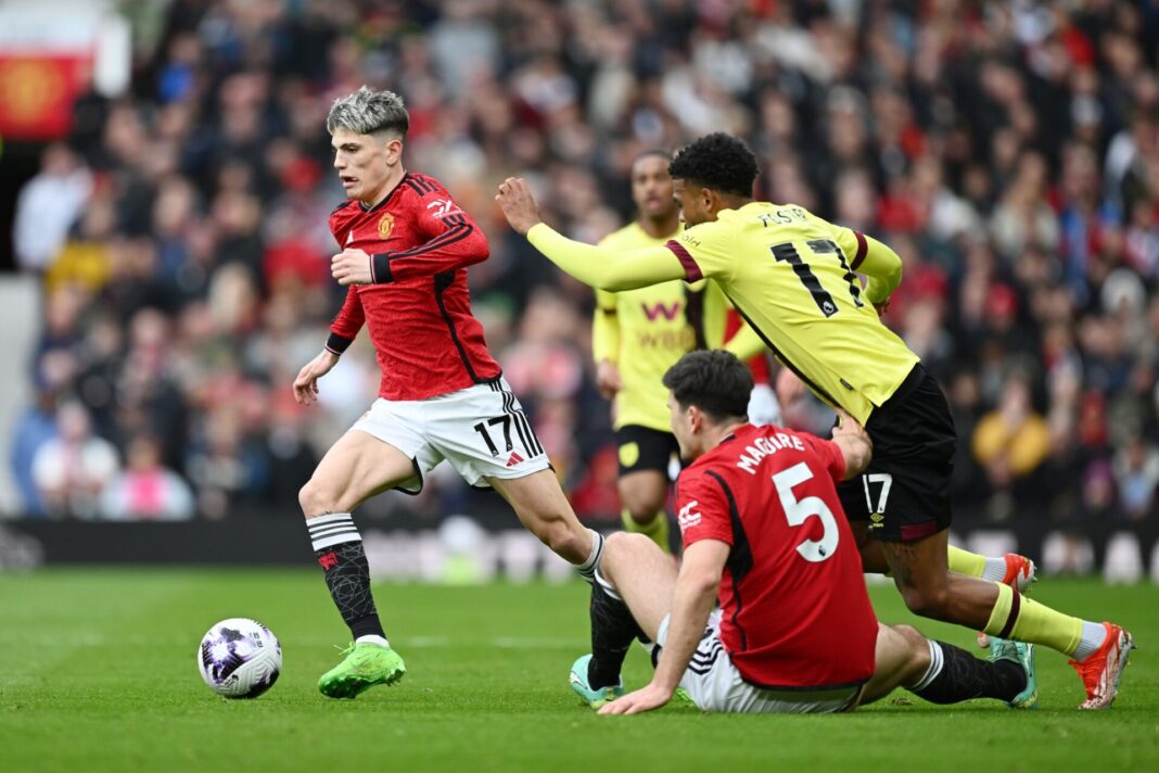 Jogadores do Manchester United Harry Maguire e Garnacho