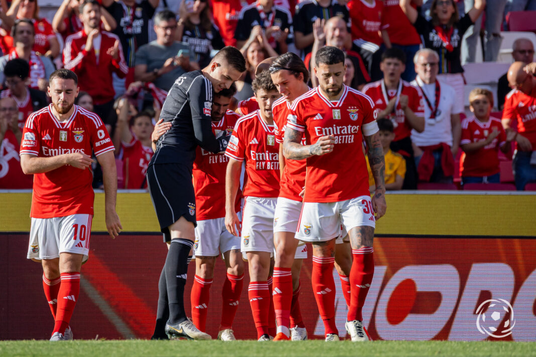 Atletas do Benfica a celebrar golo