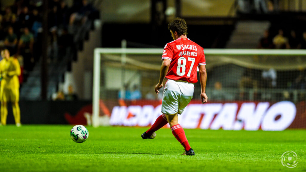 João Neves a jogar pelo Benfica