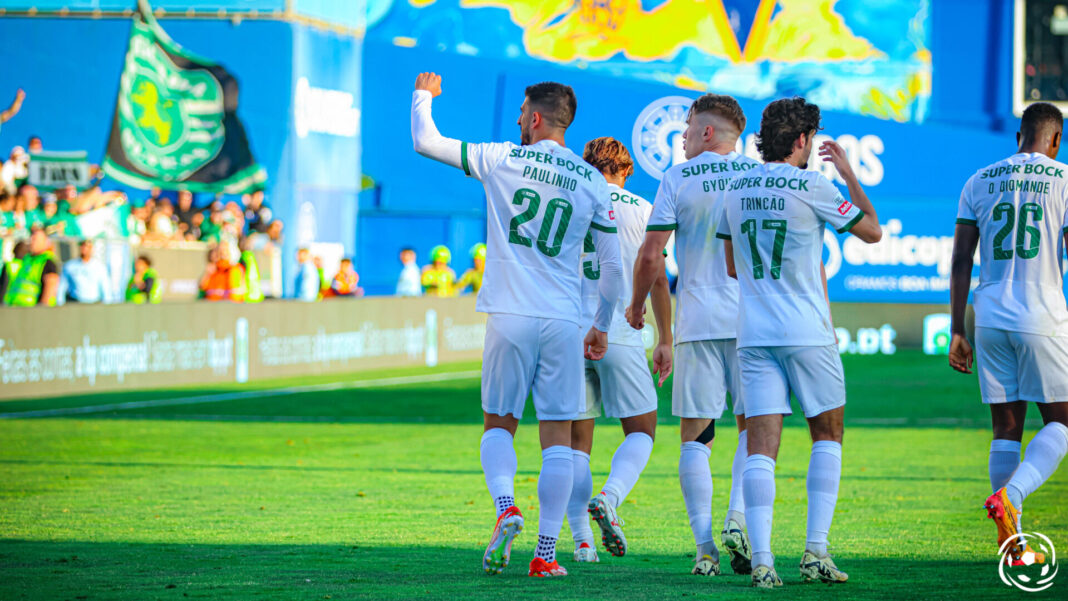 Jogadores do Sporting celebram golo