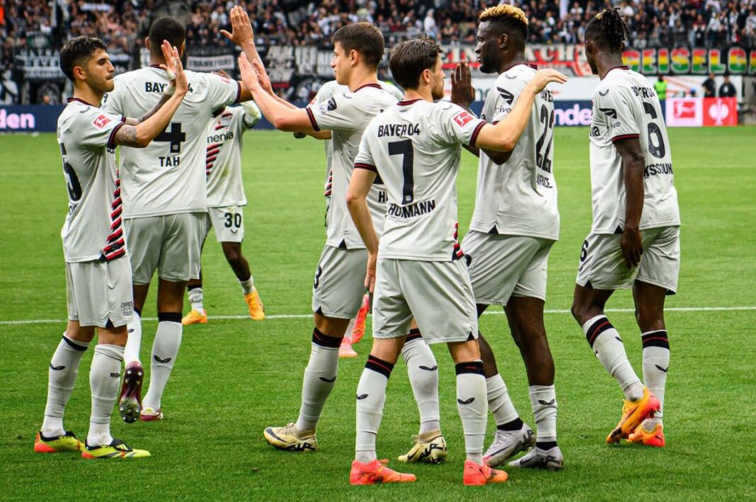 Jogadores do Bayer Leverkusen a celebrar golo