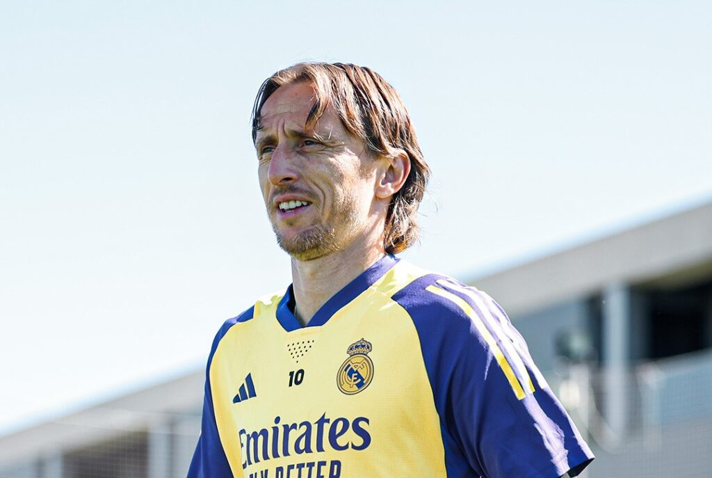 Luka Modric a jogar para Carlo Ancelotti