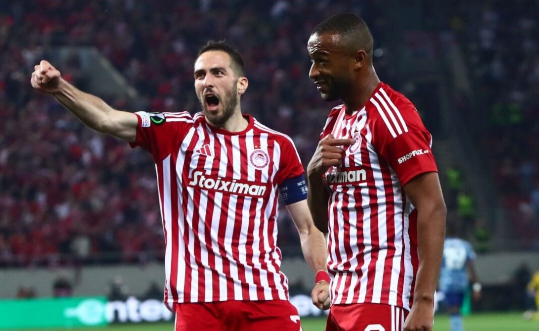 Jogadores do Olympiacos celebra golo