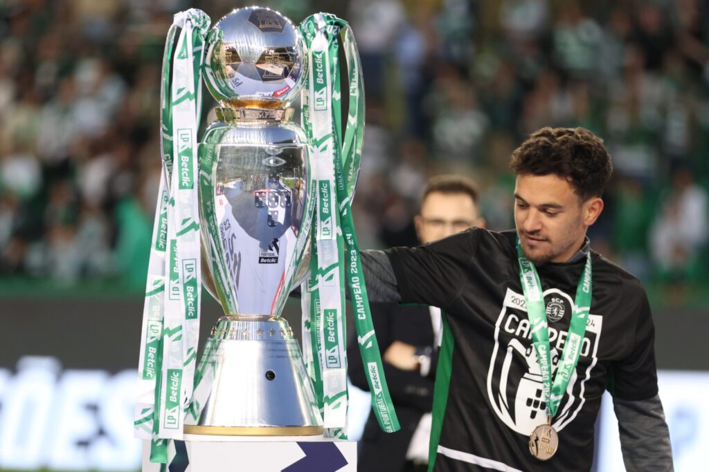 Pedro Gonçalves com o Troféu da Primeira Liga