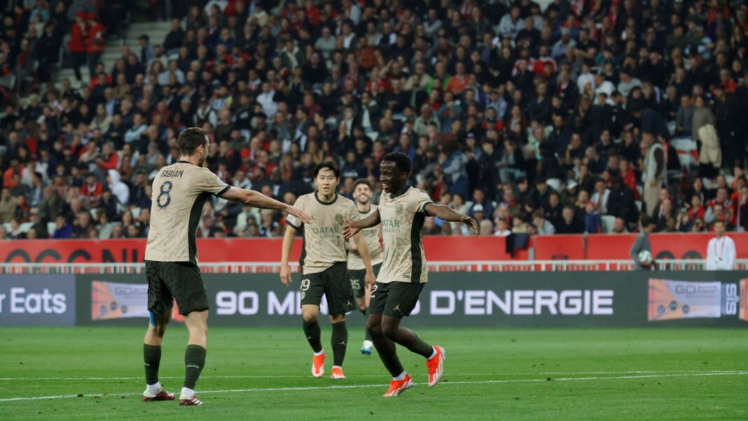 Jogadores do PSG a celebrar golo