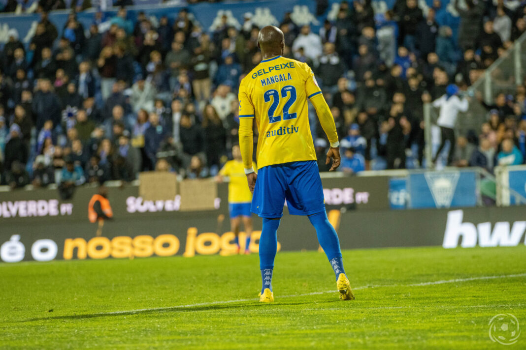 Eliaquim Mangala a jogar pelo Estoril Praia