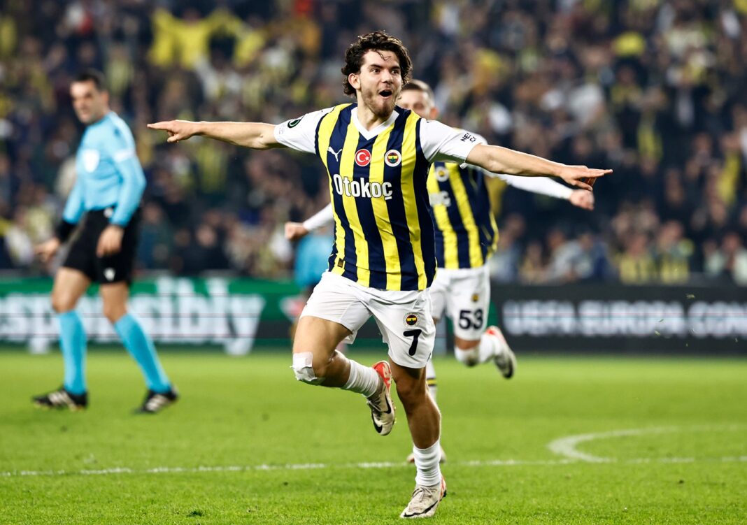 Ferdi Kadioglu celebra um golo pelo Fenerbahce