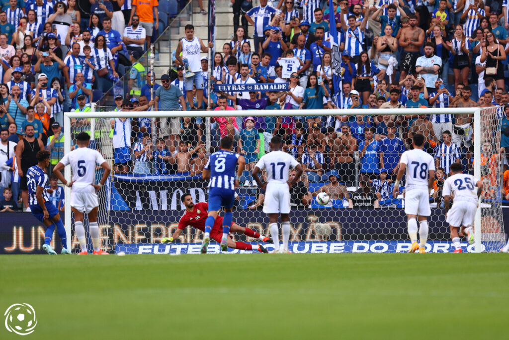 Gonçalo Borges marca de Penalti no jogo do FC Porto contra o Al Nassr