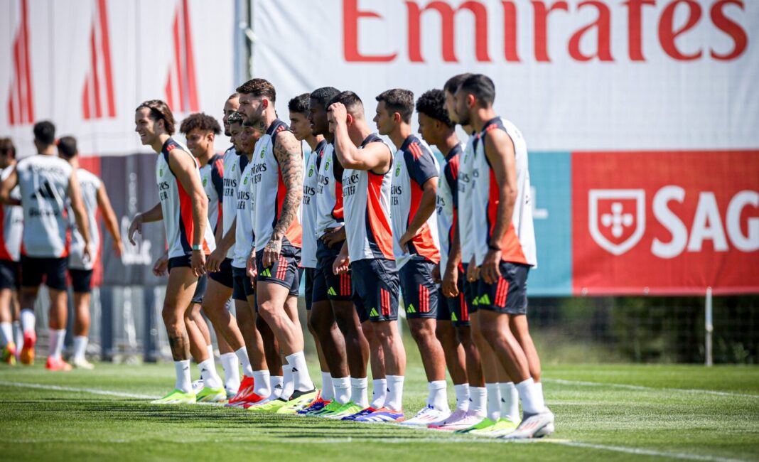 Jogadores do Benfica a treinar