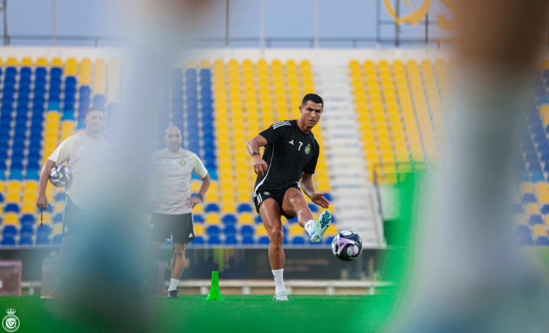 Cristiano Ronaldo a aquecer