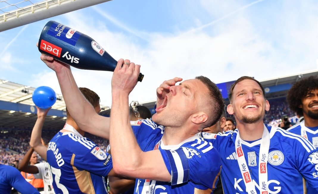 Jamie Vardy festeja a subida do Leicester