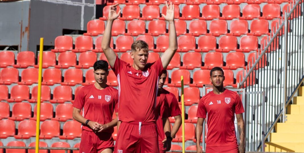 Jogadores do AVS a treinar