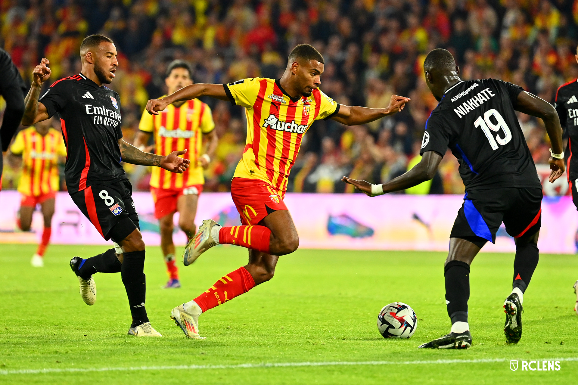 Lens e Lyon empatam e Rennes vence na estreia de Jota