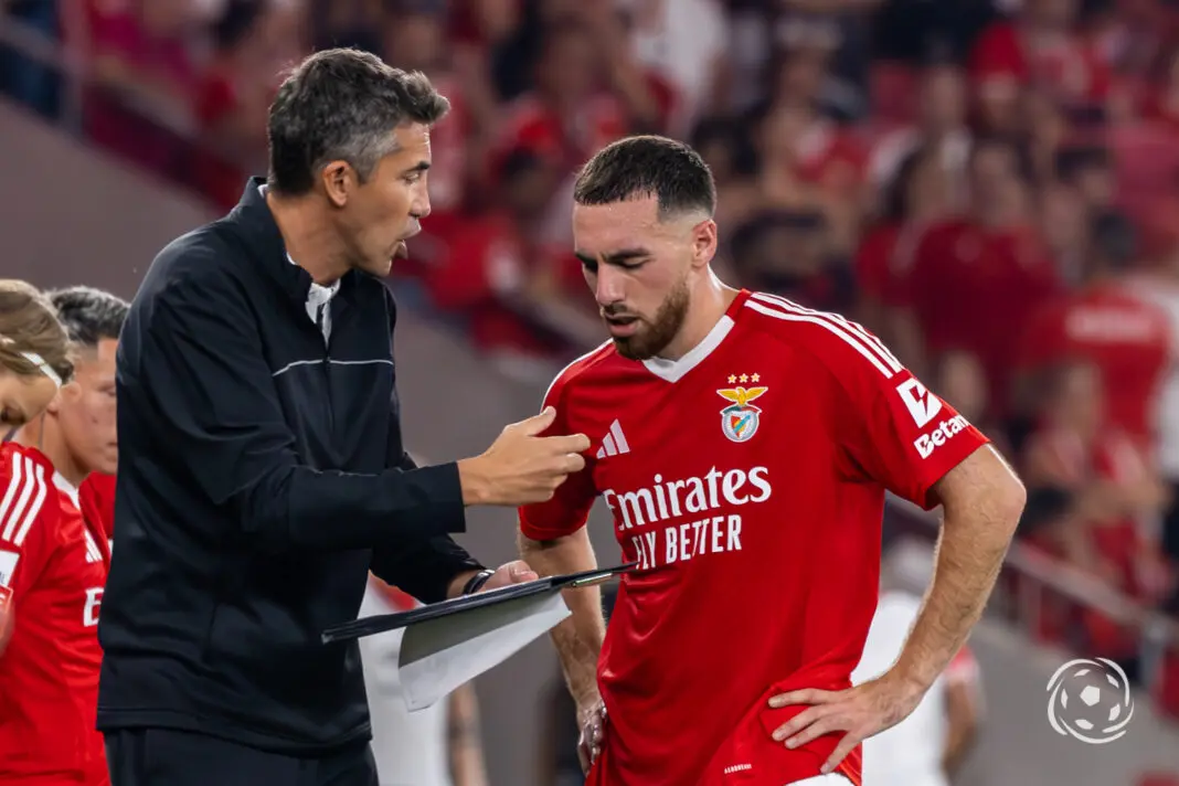 Orkun Kokçu e Bruno Lage num jogo do Benfica