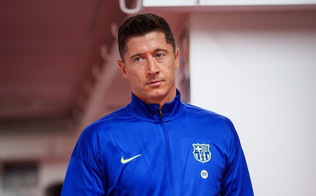 Robert Lewandowski com casaco do Barcelona