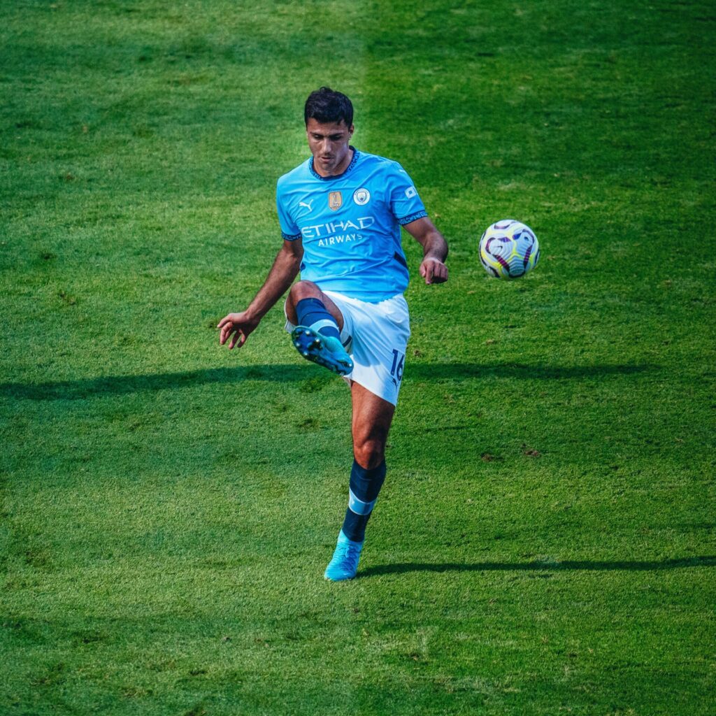 Rodri num jogo de futebol do City