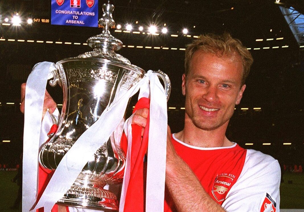 Dennis Bergkamp na conquista de uma FA Cup pelo Arsenal