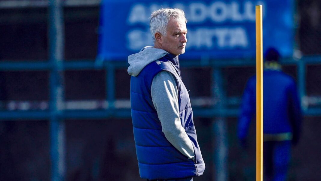 José Mourinho nos treinos do Fenerbahçe