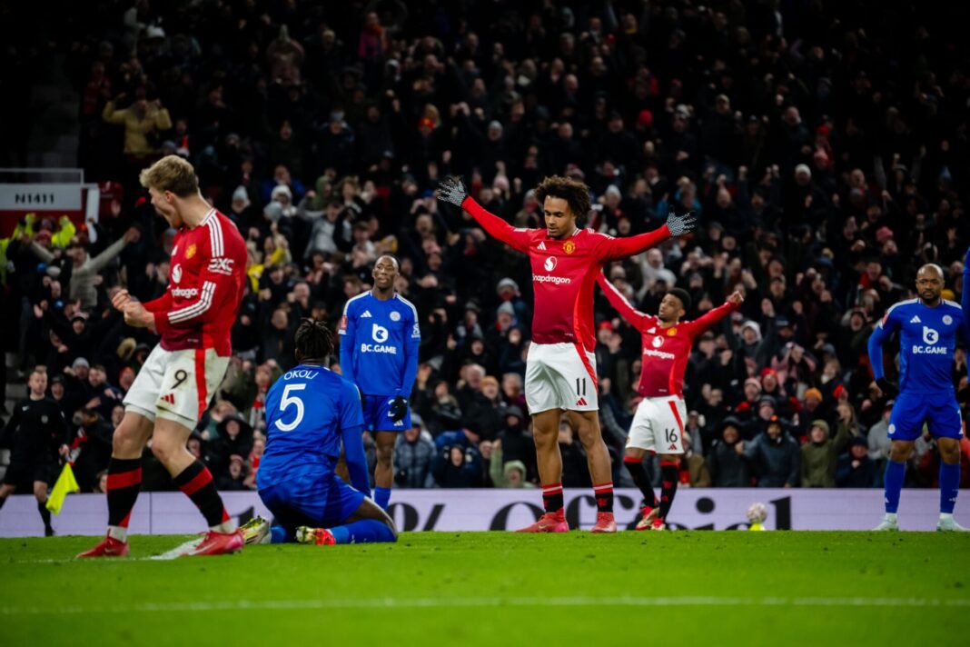 Joshua Zirkzee celebra Manchester United golo